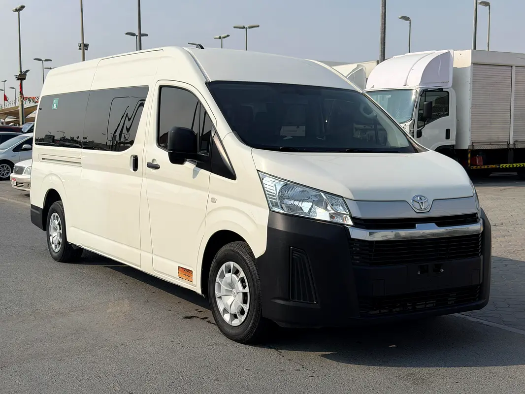 Toyota Hiace 2022 — photo 1 of 13