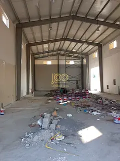 For rent: Spacious warehouse with enclosure, plus five rooms and four bathrooms in Umm Al Thu'ub