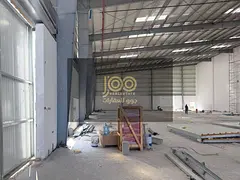 Warehouses for rent with a total area of ​​25,000 sq ft and a floor area of ​​20,000 sq ft.