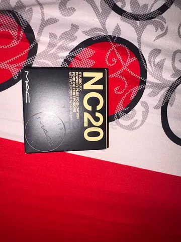 Makeup M.A.C    POWDER Plus FOUNDATION.    NC20