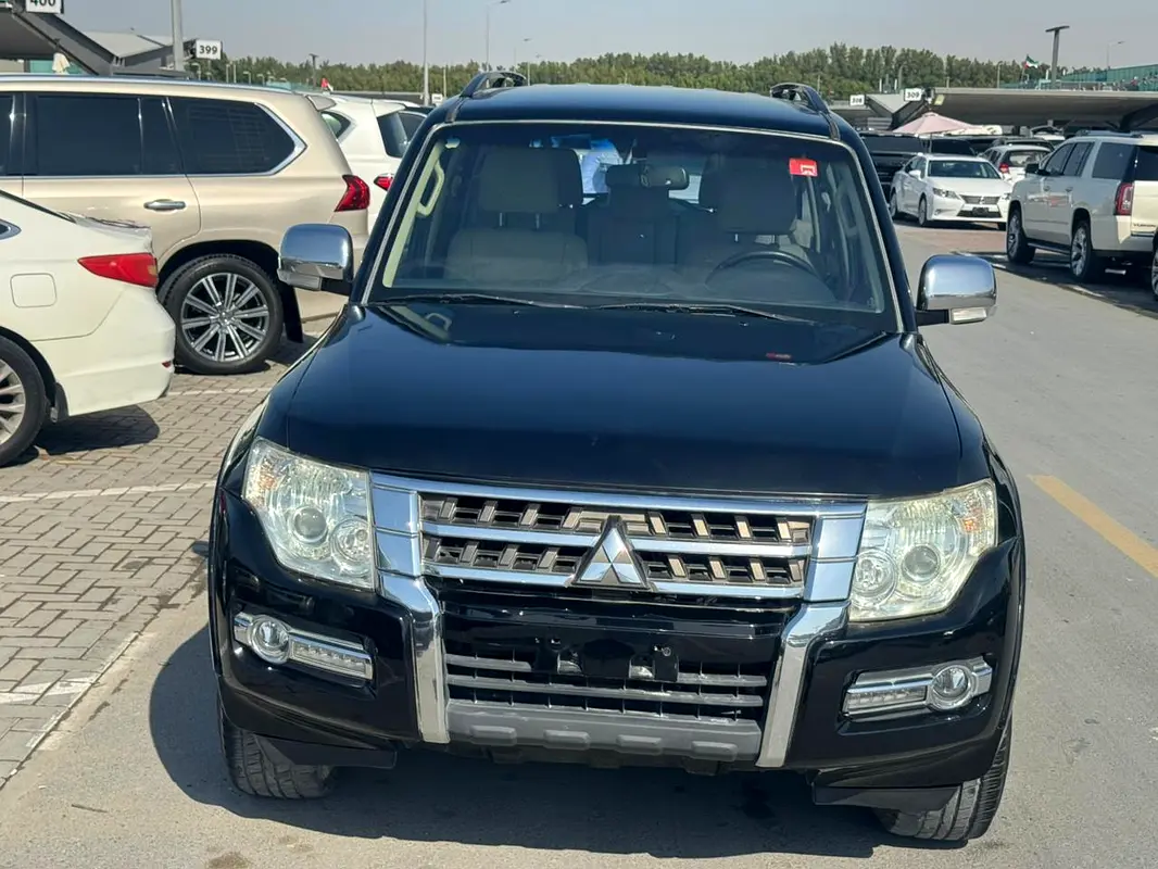 Mitsubishi Pajero 2015 — photo 1 of 10