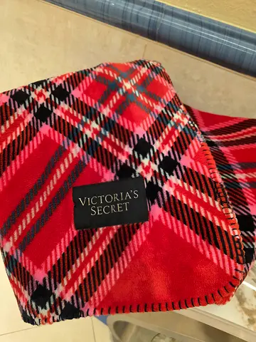 Stylish Victorias Secret Blanket Scarf Going For Just AED 290 With Free Delivery!