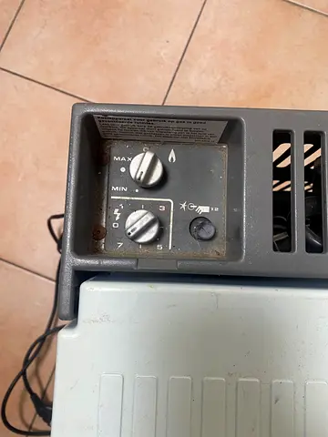 Camping cool box 220/12 volt and gas