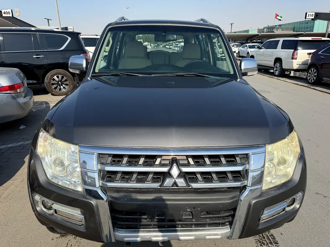 Mitsubishi Pajero 2015 — photo 1 of 9