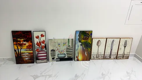 للبيع 7 لوحات جدارية متنوعة الاشكال