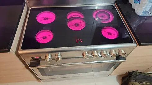 Bosch latest model series 8 Electric cooker like new family used free delivery installation