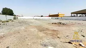 A walled property (enclosed land) on an area of ​​53,000 square feet with 100 kilowatts of elect
