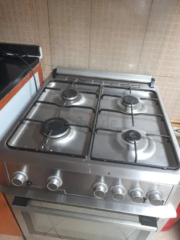 4 burner stove with electric on and off and gas oven with cylinder