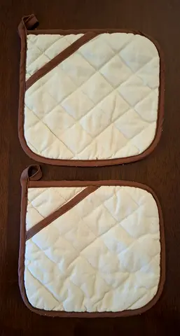 2 Fabric Oven Mitts ٢ قفازات فرن قماش