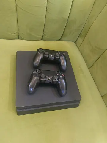 Ps4 slim 500gb with 2 controllers