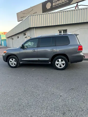 Toyota LAND CRUISER GXR V8 GCC 2013 is in good condition