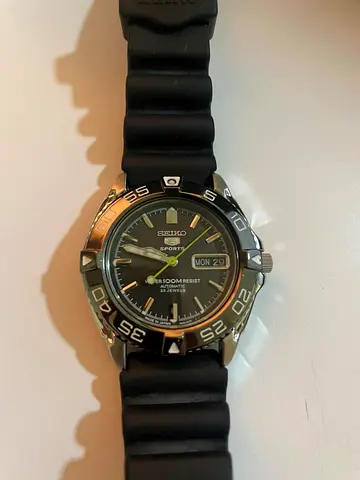 Seiko Mens Sports Watch - Reliable and Stylish