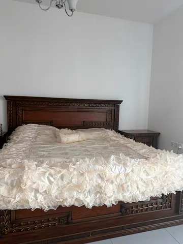 Elegant Solid Wood King Size Bed with Classic Carved Design