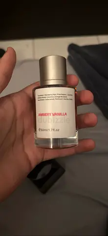 Ambery vannila perfume very very very long lasting and nice scent it’s never used for onlt 50 Dhs
