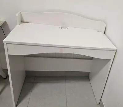 Stylish White Study Table from Ikea for Sale . 75dhs.