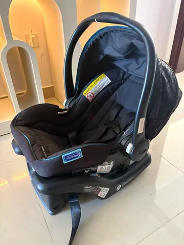 Infant car seat with base - Graco SnugRide 35 Lite