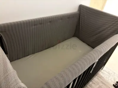 Delta Avery 3-in-1 Convertible Crib 3 with adjustable heights (mattress not included)