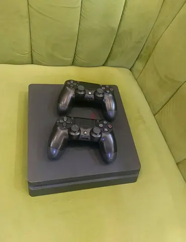 PlayStation 4 500 gb with 2 Controllers