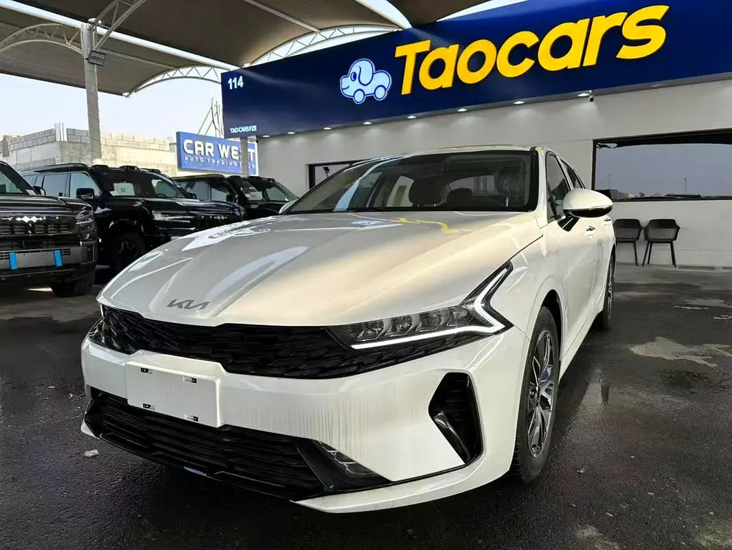 Kia K5 2025 — photo 1 of 5