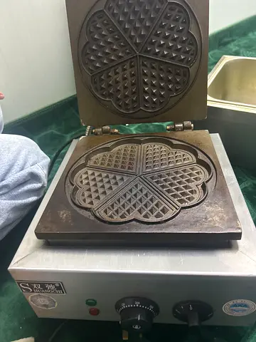 Heavy-Duty Waffle Maker for Perfect Breakfast Treats