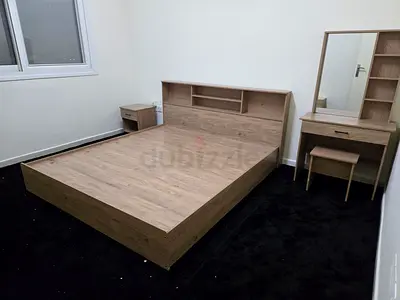 Stylish Wooden 5pc Bed Set with Nightstand and Dresser