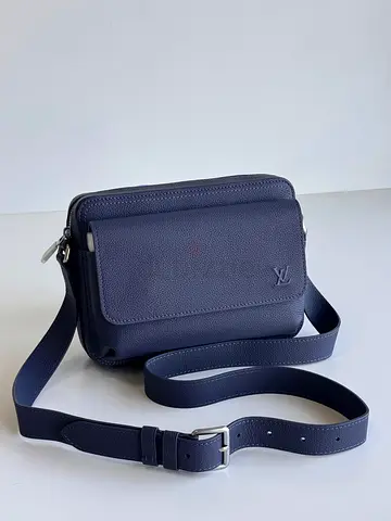 Louis vuttion men boarding messenger small bag