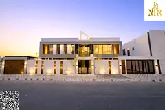 Villa directly from the owner, custom-finished, on a main street close to all services. Freehold own