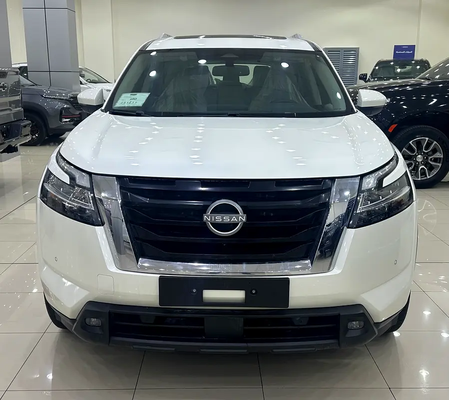 Nissan Pathfinder 2024 — photo 1 of 13