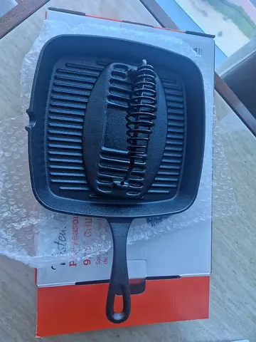 Grill pan with press