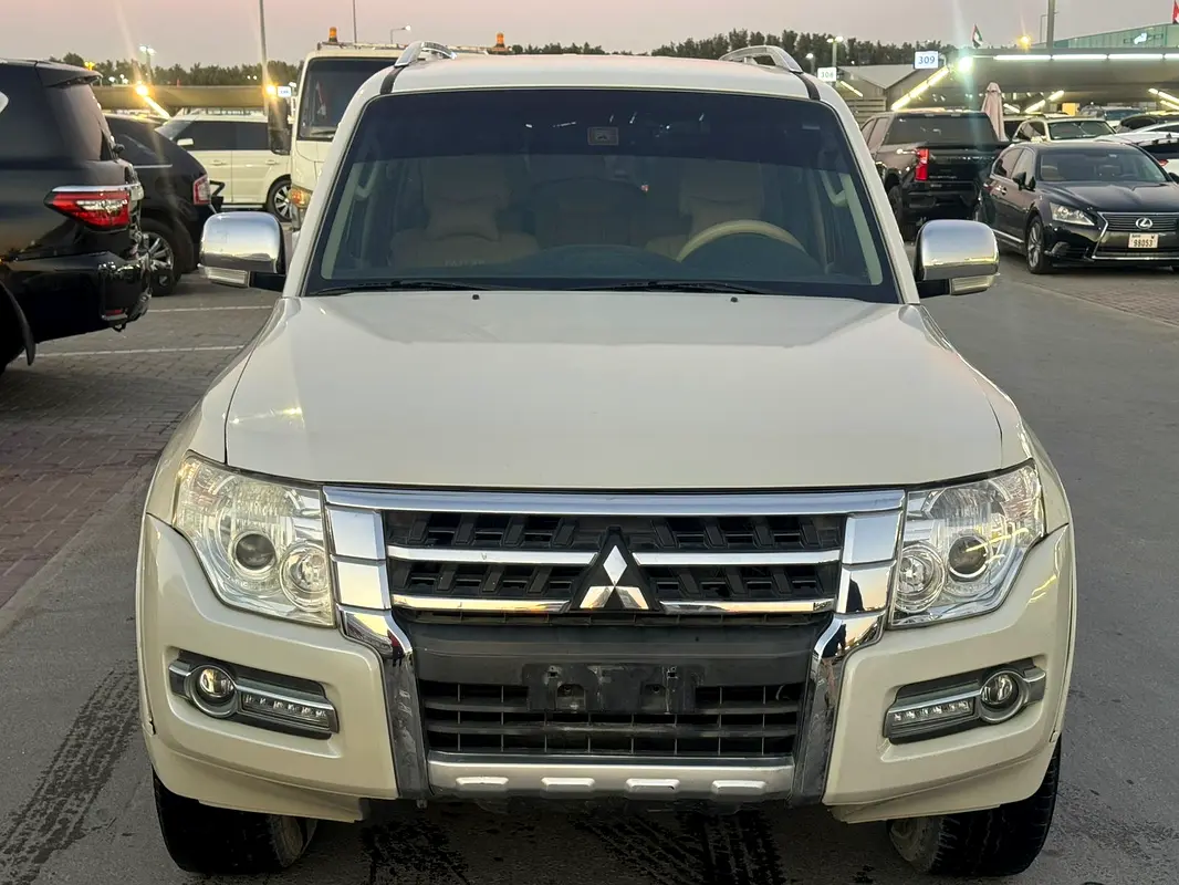 Mitsubishi Pajero 2016 — photo 1 of 10