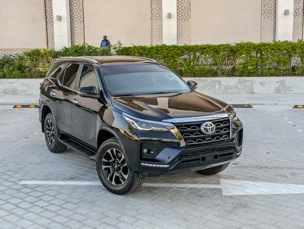 Toyota Fortuner 2018 — photo 1 of 19