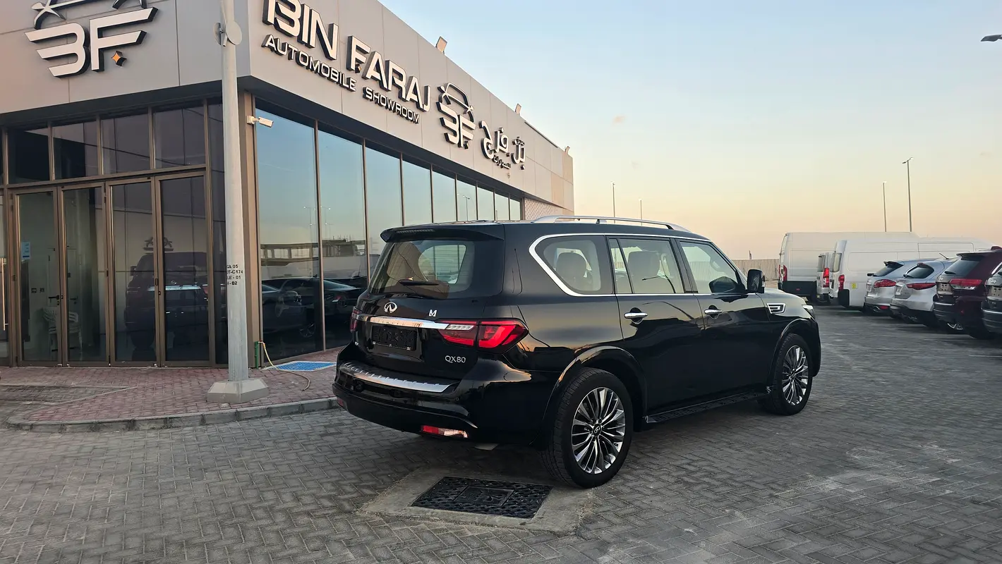 Infiniti QX80 2021 — photo 1 of 11