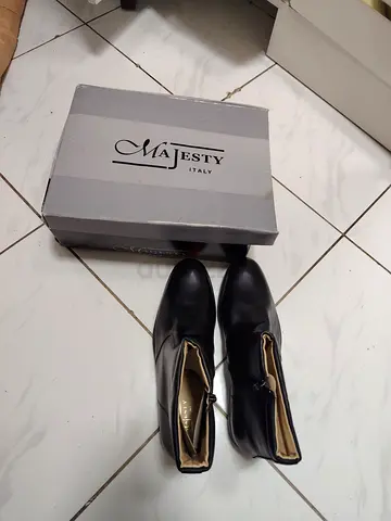 Stylish Black Leather Ankle Boots - Majesty Italy