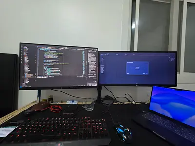Dual Monitor with Stand Hp 27 4K and Lg UW 29