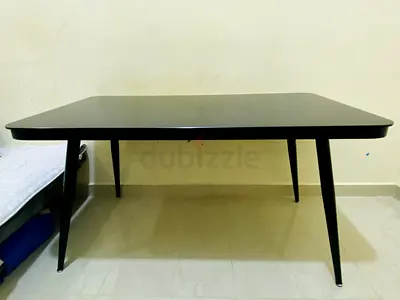 Black Glasstop dinig tabl in shamkah