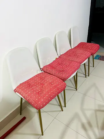 4 dining chars with chair cushions
