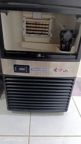 هذه صانعة ثلج تجارية من نوع Tecnofreeze. 
الجهد: 220 - 240 فولت.
الإنتاج: 40 كجم يوميًا.
سعة التخزين