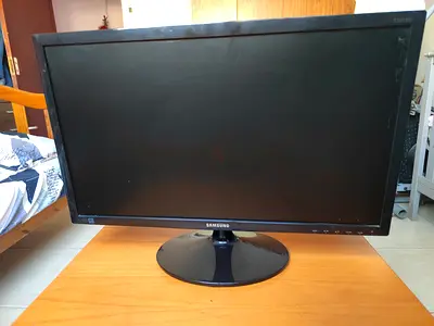 Samsung 24” LED, Full HD.