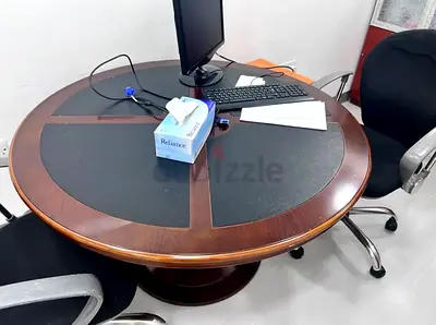 Elegant Round Office Table in Goog Condition