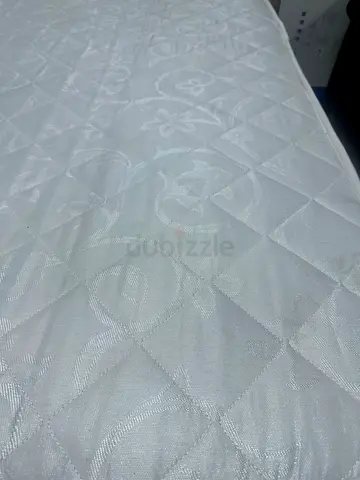 Mattress of size 160x200 cm in good condition