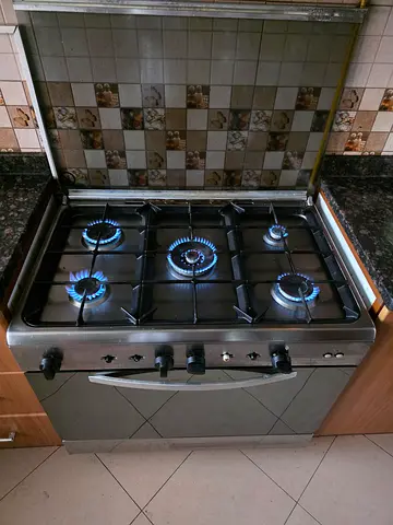 Indesit Italian 5-Burner Gas Cooker with Oven – Working