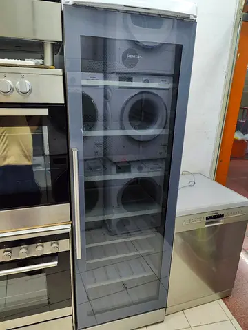 Siemens iq700 wine cooler 120 bottle capacity dual temperature wine fridge