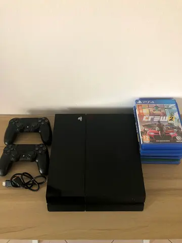 سوني فور ( PS4 ) مع يدتين واغراضه و 7 اقراص العاب منوعه للبيع