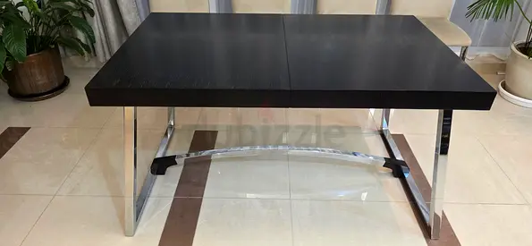 Dining Table extendable. 4 to 6 seater.  West Elm -ONLY THE TABLE-