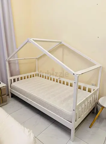 Sergio Hut Bed with Fence - 90×190
cm (mattress included )