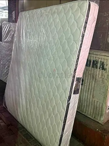 180x200cm King size mattress.  Mattress with topper foam.  Same day delivery available