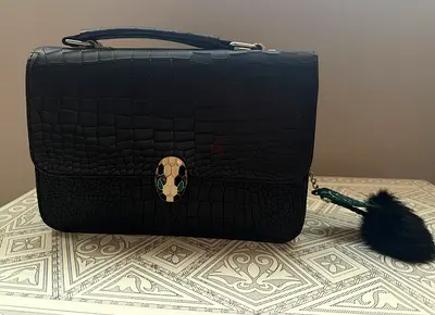 Black bag resembling crocodile skin/حقيبة سوداء شبيه جلد التمساح