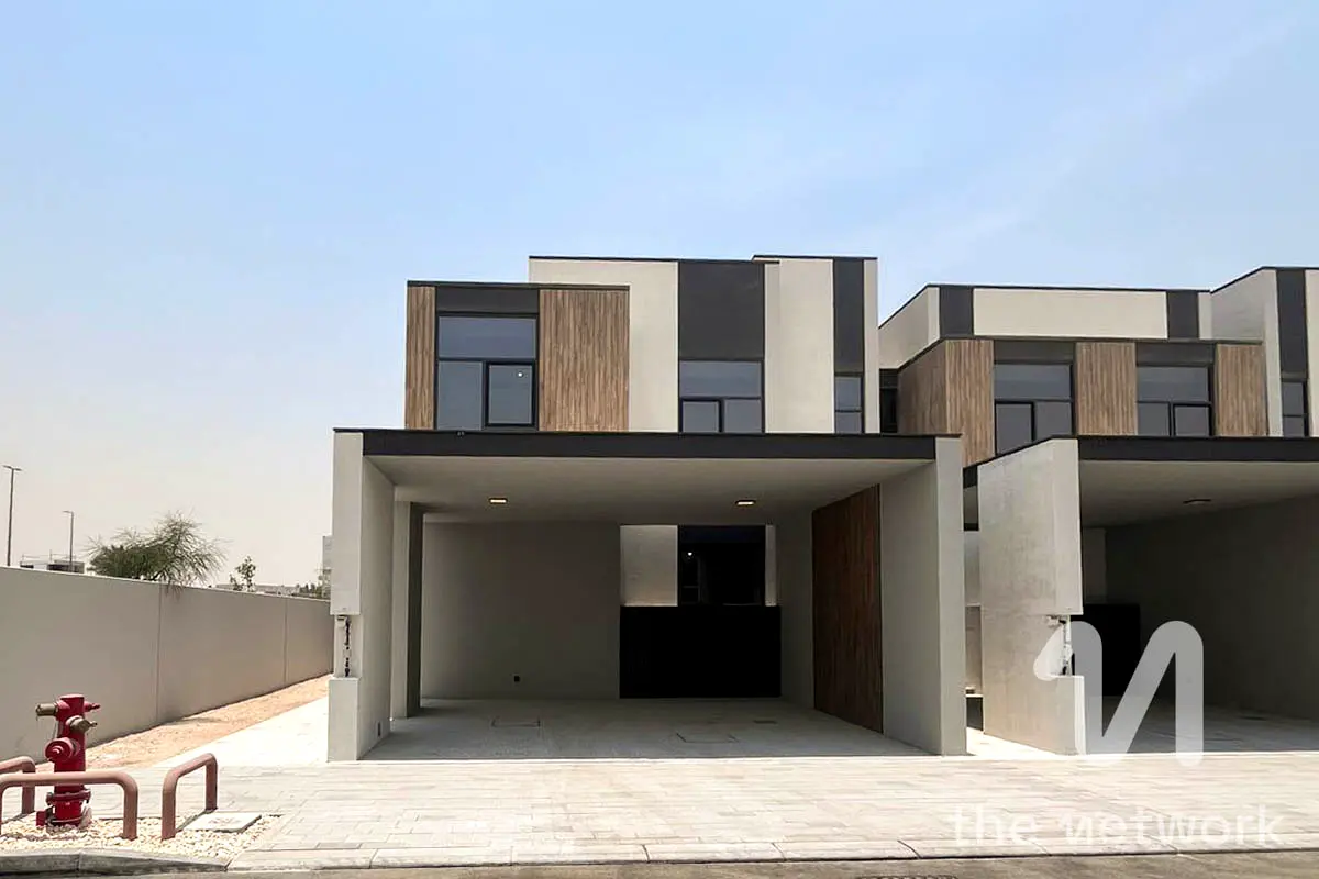 قطعة أرض كبيرة | جاهزة للسكن الفوري | طابق أرضي + طابق أول