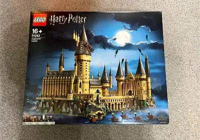 Retired LEGO Harry Potter Hogwarts Castle Set 71043
