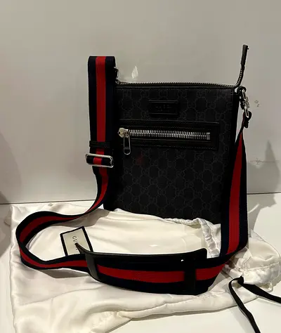 100% Authentic | Used Like New | Gucci Black/Grey GG Supreme Medium Messenger Bag | With Receipt